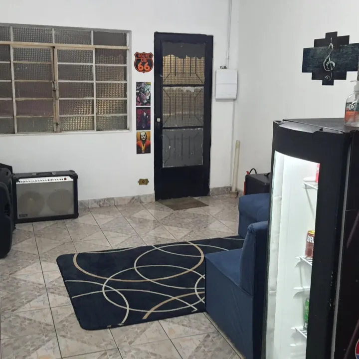 Entrada da recepção com geladeira de bebidas