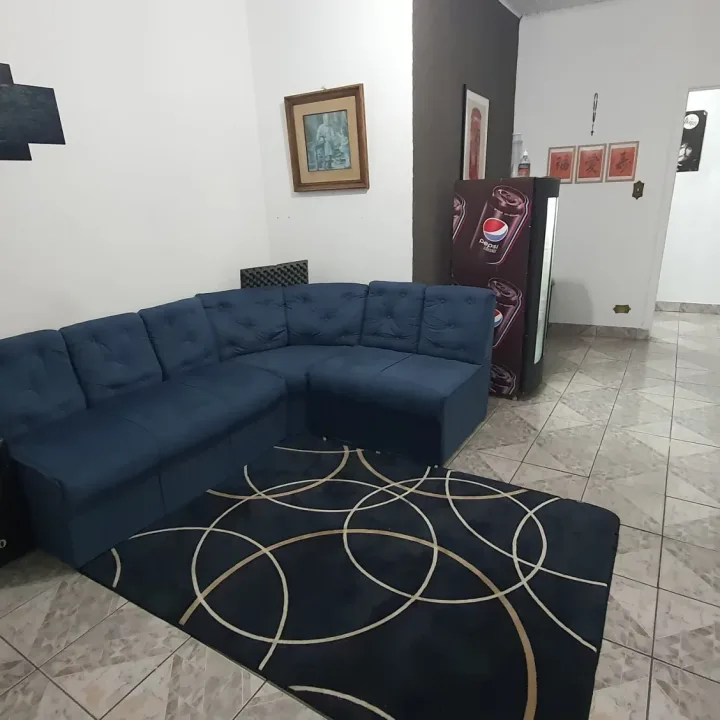Sala de espera com sofá azul e tapete
