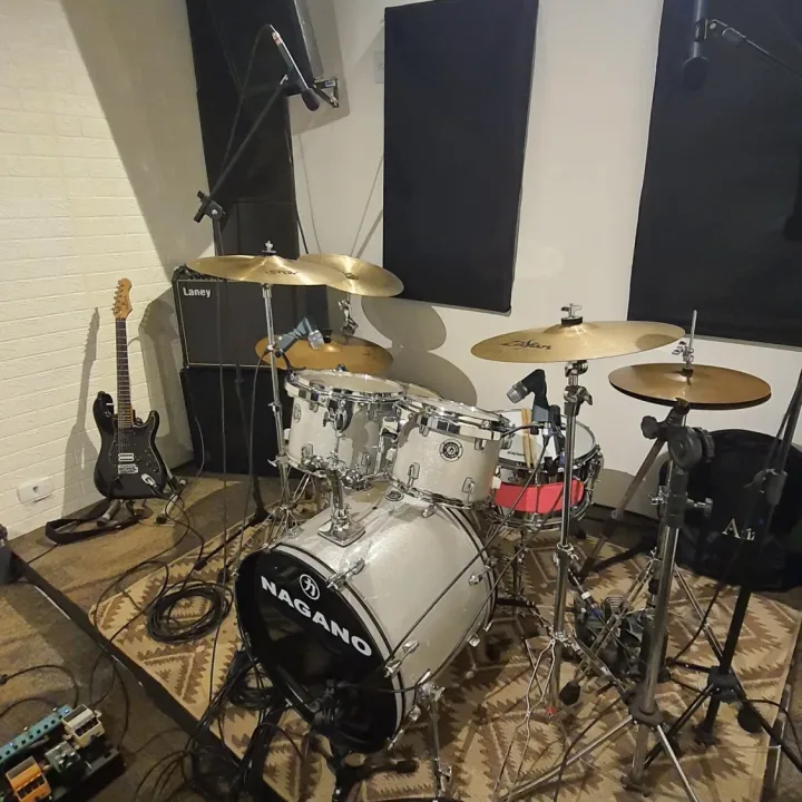 Bateria completa com estantes de prato na Sala 1
