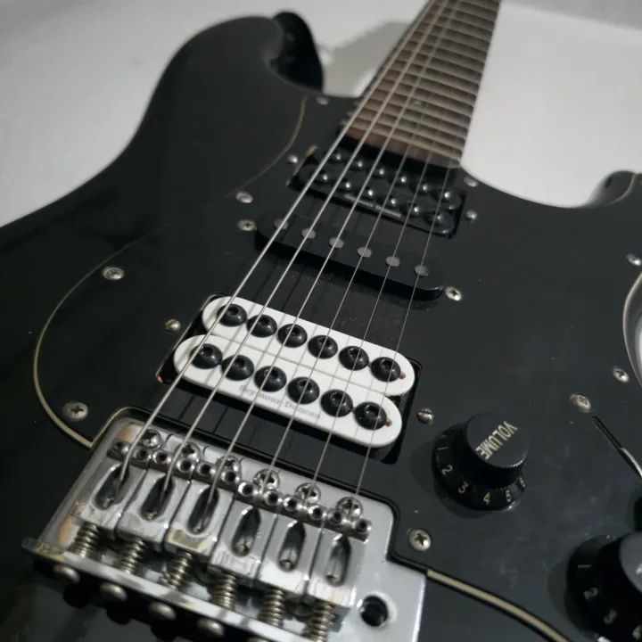 Detalhe dos captadores de uma guitarra preta