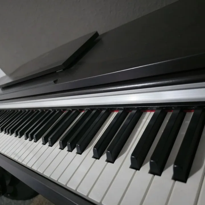 Teclas do piano digital da sala técnica